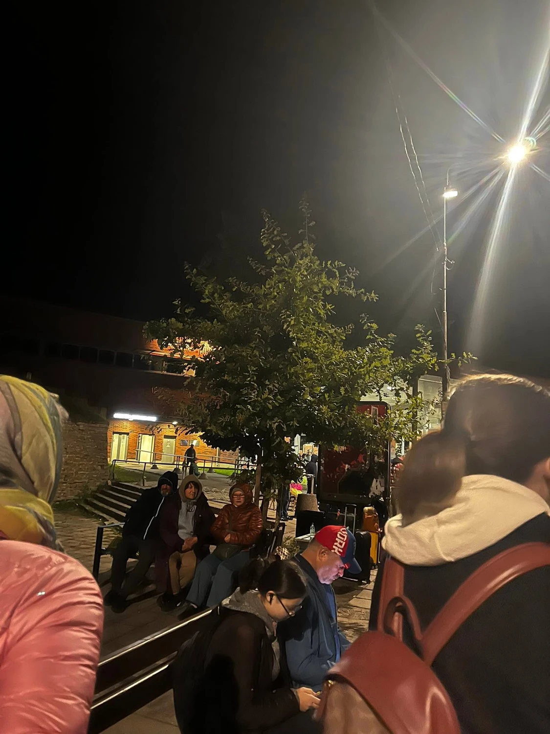 На границе в Нарве десятки людей застряли под открытым небом