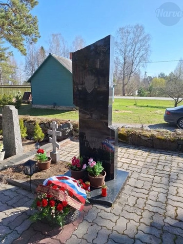 Посольство РФ в Эстонии возложило цветы к могиле Ганина в годовщину Бронзовой ночи. - Narva News