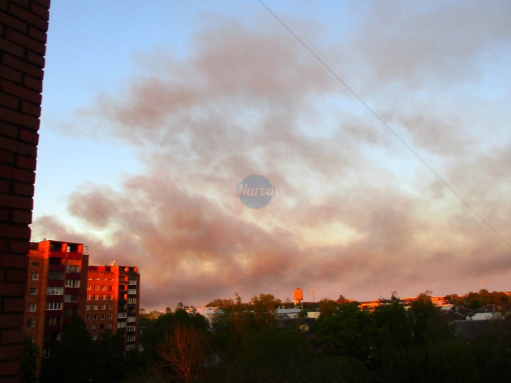 Черные клубы дыма над городом Кохтла-Ярве: таинственный пожар на свалке тревожит местных жителей