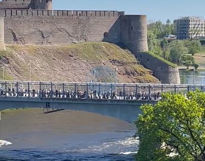 Граница в ожидании: Половина моста в Нарве заполнилась очередью в Россию!