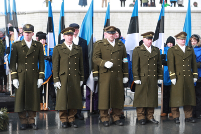 Боеприпасы и артиллерия на переднем крае, техника и связь подождут