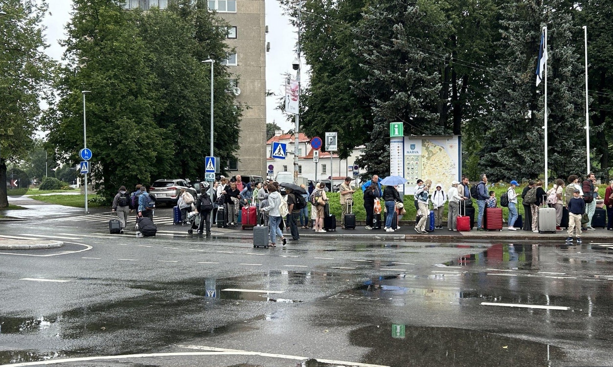 МВД: Очередь на границе сохранится, пока продолжается война