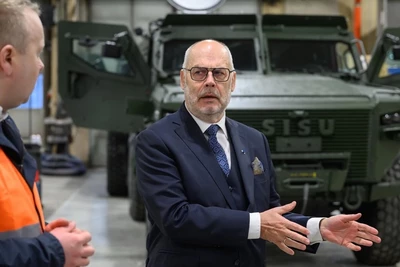 президент Эстонии посетил финский военный завод