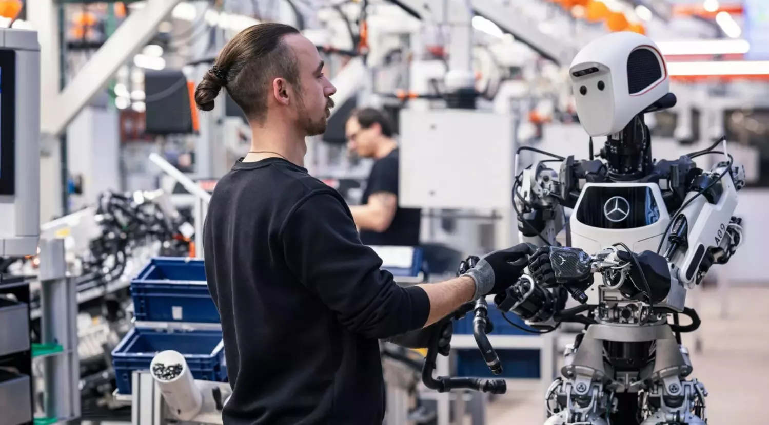 Mercedes-Benz доверил сборку автомобилей роботам Apollo — под присмотром человека