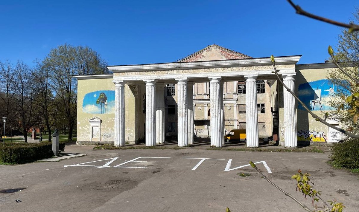 В Нарве усилился вандализм и кражи городского имущества: ущерб растёт, подрядчики не справляются