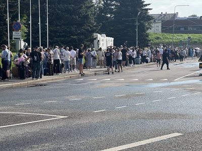 Толпа на границе: около тысячи человек собрались у КПП