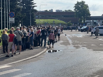 Толпа на границе: около тысячи человек собрались у КПП