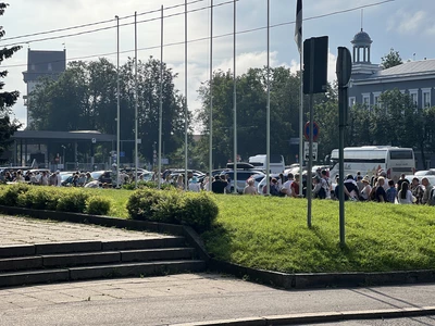 Толпа на границе: около тысячи человек собрались у КПП