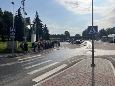 Толпа на границе: около тысячи человек собрались у КПП