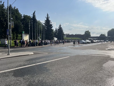 Толпа на границе: около тысячи человек собрались у КПП