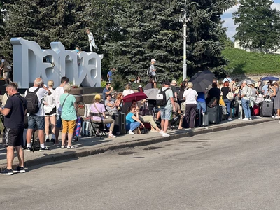 Полиция запрещала сидеть на скамейках у КПП “Нарва” — МВД подтвердило случаи