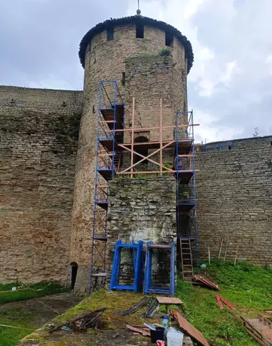 Строительные леса обвивают Воротную башню Ивангородской крепости