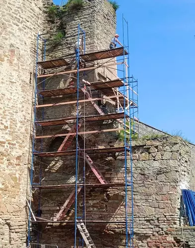 Строительные леса обвивают Воротную башню Ивангородской крепости