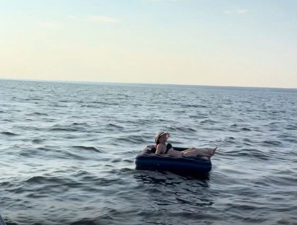 «Телефонный звонок унес в море»: в Финском заливе спасли женщину на матрасе