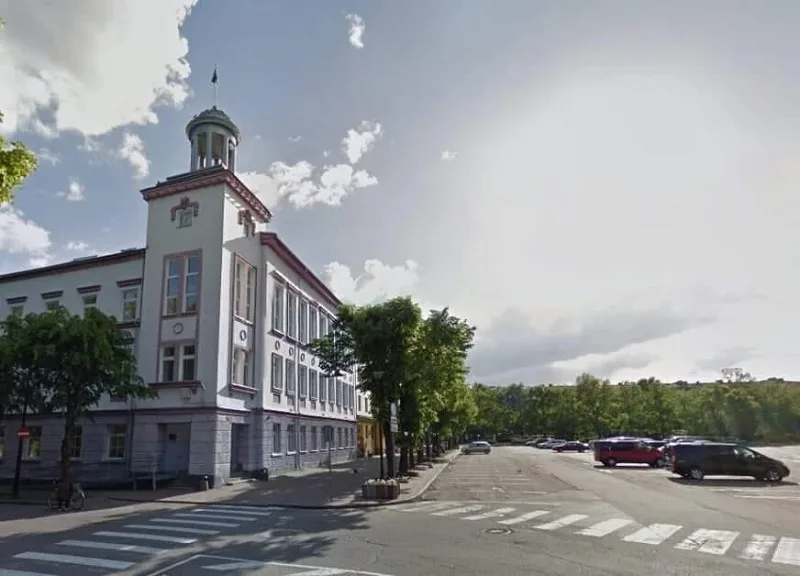 В Нарве пересмотрели зарплаты в городских учреждениях