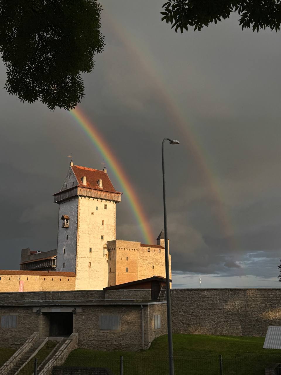 Нарва проснулась в лужах, но солнце уже пробивается!