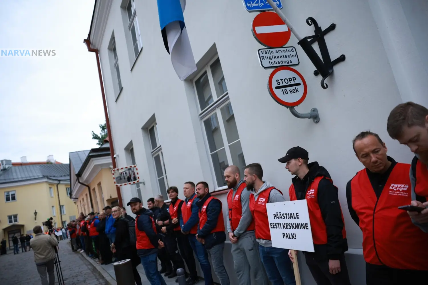 Учителя, спасатели и полицейские протестуют в Таллине