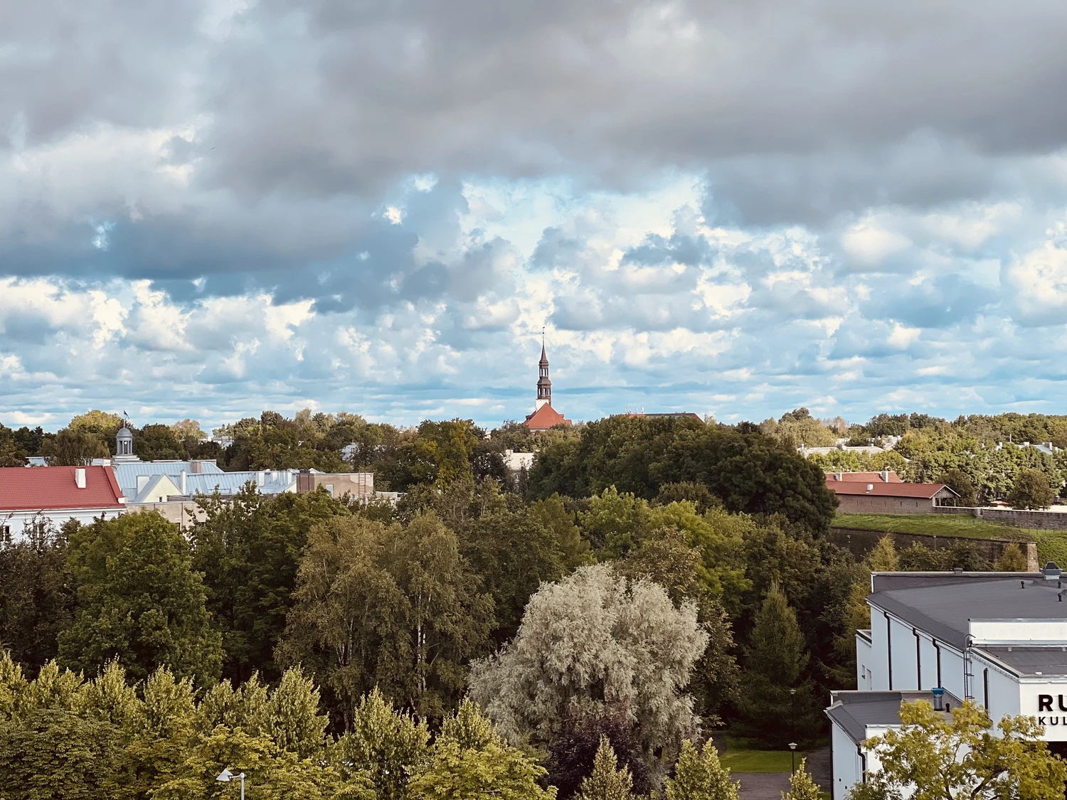 Нарва поймала утреннее солнце: последний привет от лета перед облачным занавесом