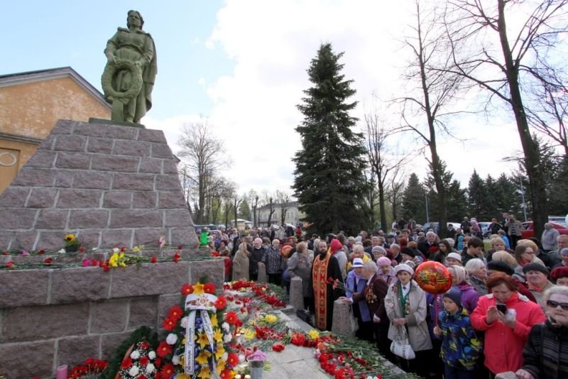 В Эстонии раскопали братскую могилу советских воинов