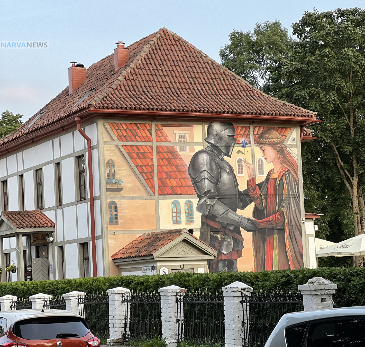 Новая легенда Нарвы: стену ресторана в старом городе украсил мурал с рыцарем и дамой