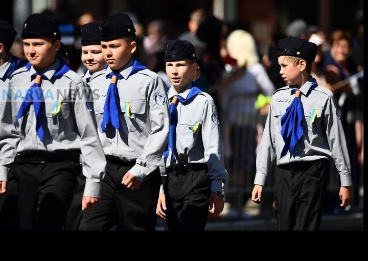 Принуждение к солидарности: подростков в Нарве публично унизили и выгнали с парада за отказ носить украинские ленты