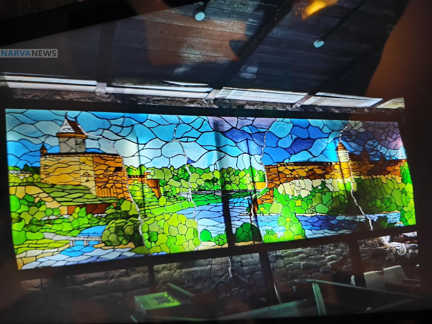 Две твердыни: уникальный витраж на границе России и Эстонии