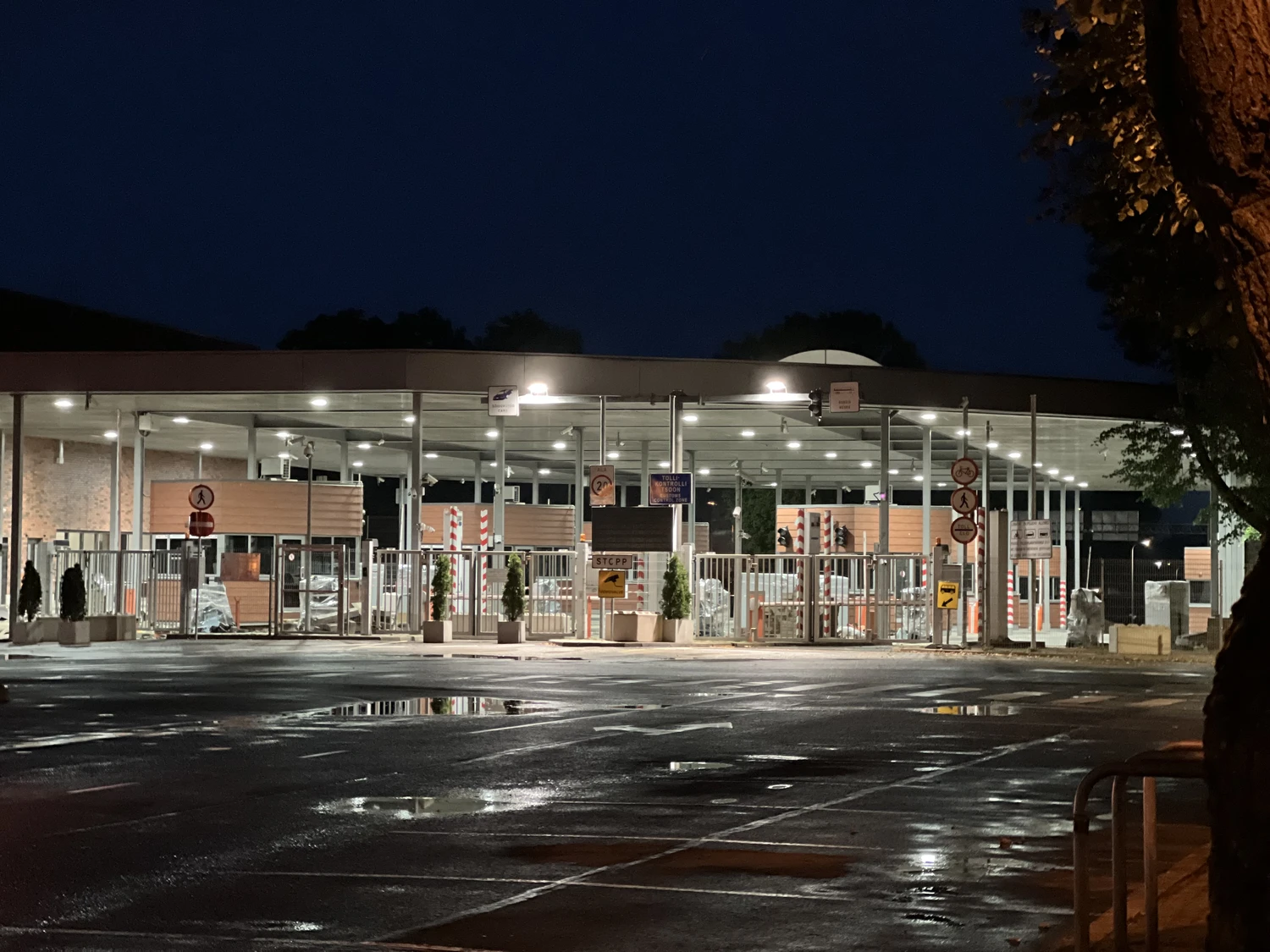 Очереди у КПП в Нарве довели людей до петиции: «нужна электронная очередь и навес»