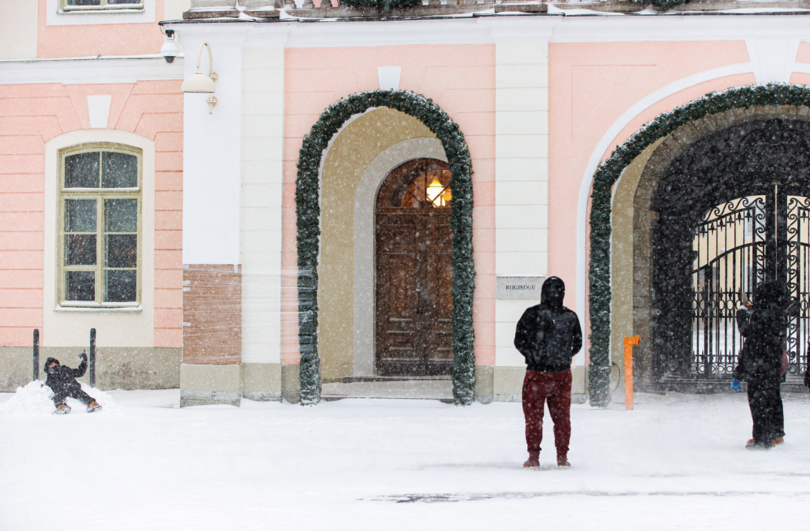 В Таллине на колонне парламента обнаружен символ Z: полиция возбудила дело
