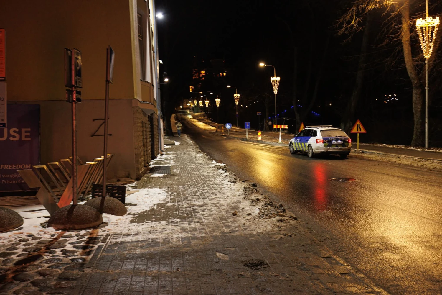 В Таллине символ Z появился на здании штаба Кайтселийта и колонне парламента — полиция возбудила уголовное дело