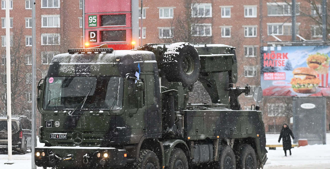 Дюжина боевых машин проехала по Таллинскому шоссе в Нарве