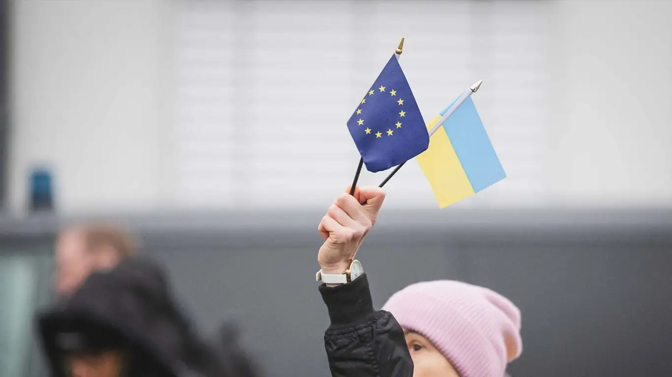 Половина эстонцев устали от украинских флагов на мэриях — что показал опрос