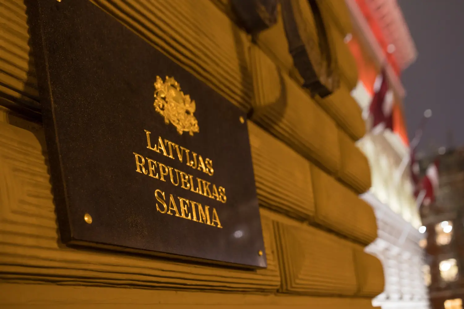 Три штрафа — и депортация. В Латвии ужесточают правила аннулирования ВНЖ: 