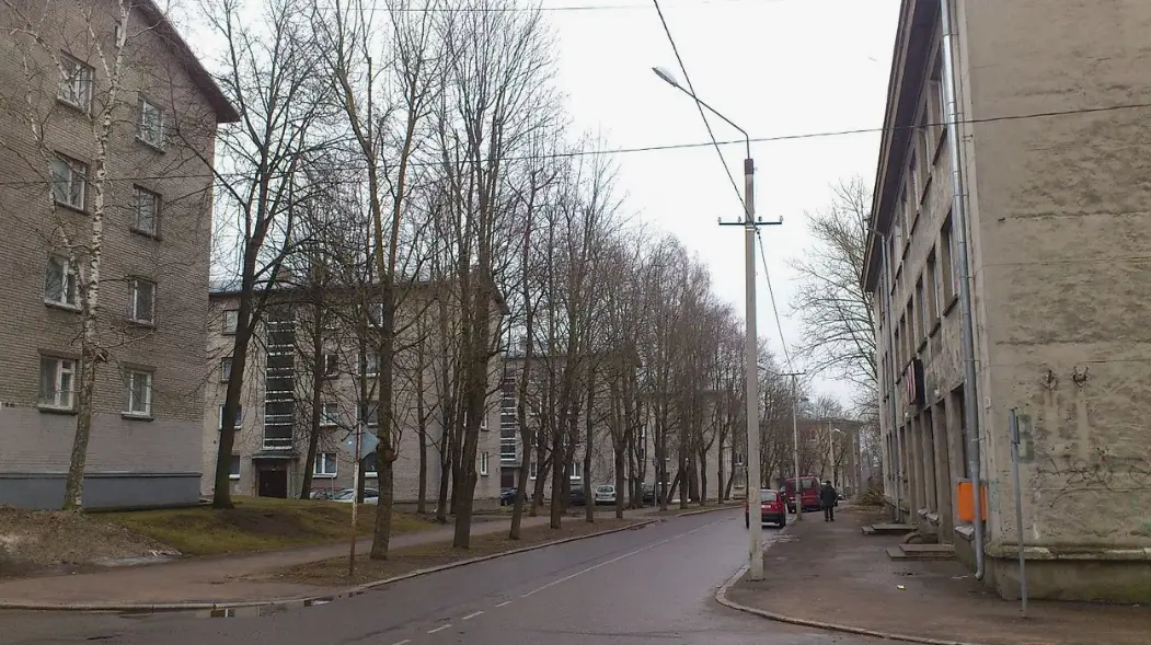 «Лучше снести, чем строить»: жители Нарвы и Кохтла-Ярве боятся долговой ямы из-за кредитов на реновацию «хрущевок»: Старый многоквартирный дом в Нарва, требующий реновации, Ида-Вирумаа, Эстония