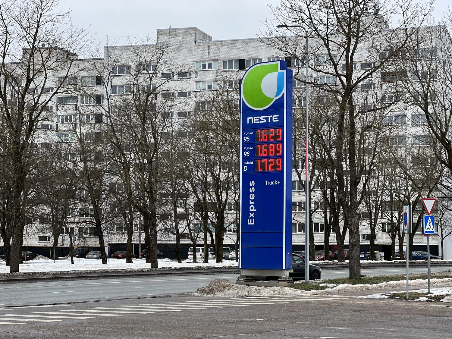 Плюс 30 центов за две недели: дизель в Эстонии дорожает быстрее, чем в Европе: Заправка «Neste» в Нарве, 5 марта 2026