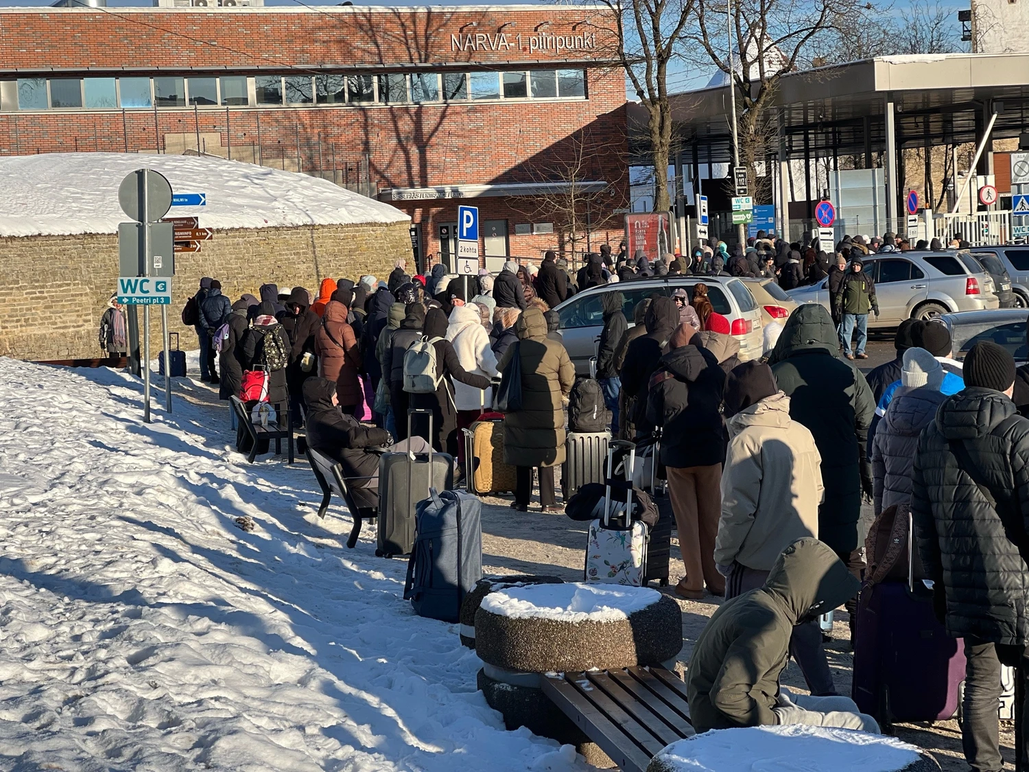 Очереди на границе растут: поездка через Нарва – Ивангород может сорваться в любой момент: Граница в Нарве - фото Narva News
