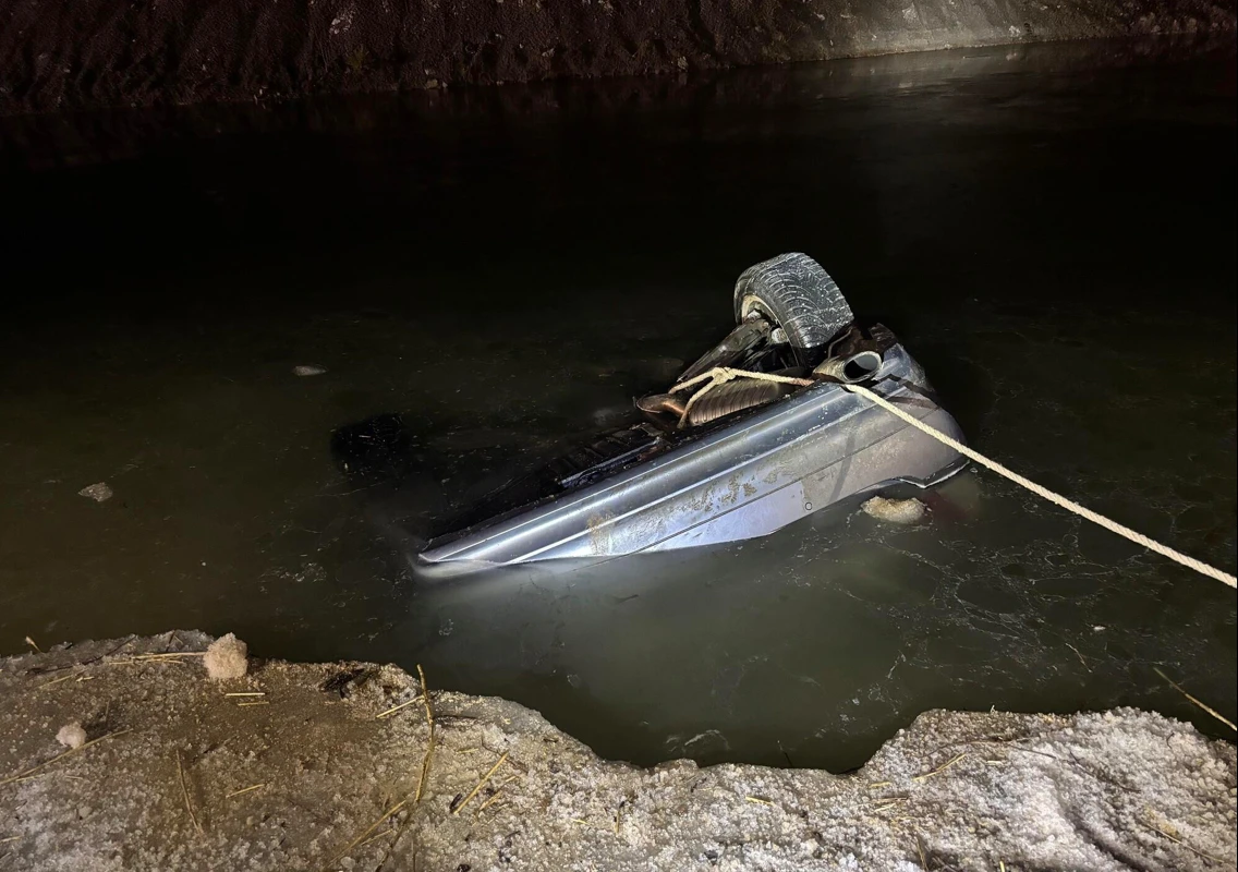 (Фото с места трагедии) Два человека погибли в автомобиле, упавшем в канал у Нарвской электростанции: полиция проверяет версию с алкоголем: Нарва