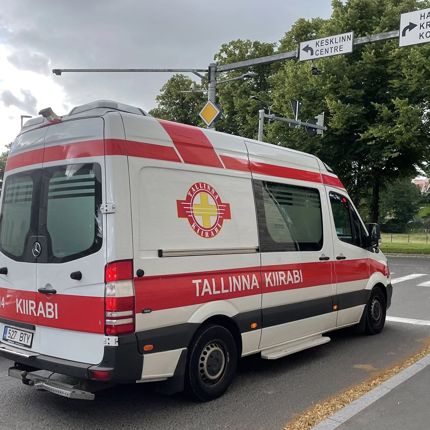 Два человека погибли в Аувере: машина ушла под воду за секунды — спасатели из Нарвы пытались вернуть их к жизни прямо на дороге: 