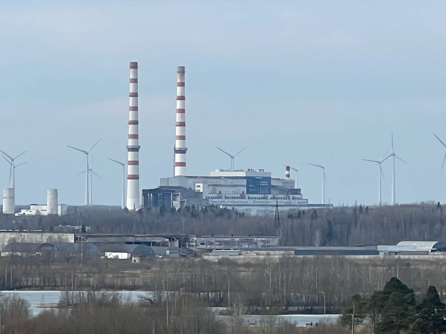 Украинский беспилотник столкнулся с дымовой трубой на электростанции Аувере: 