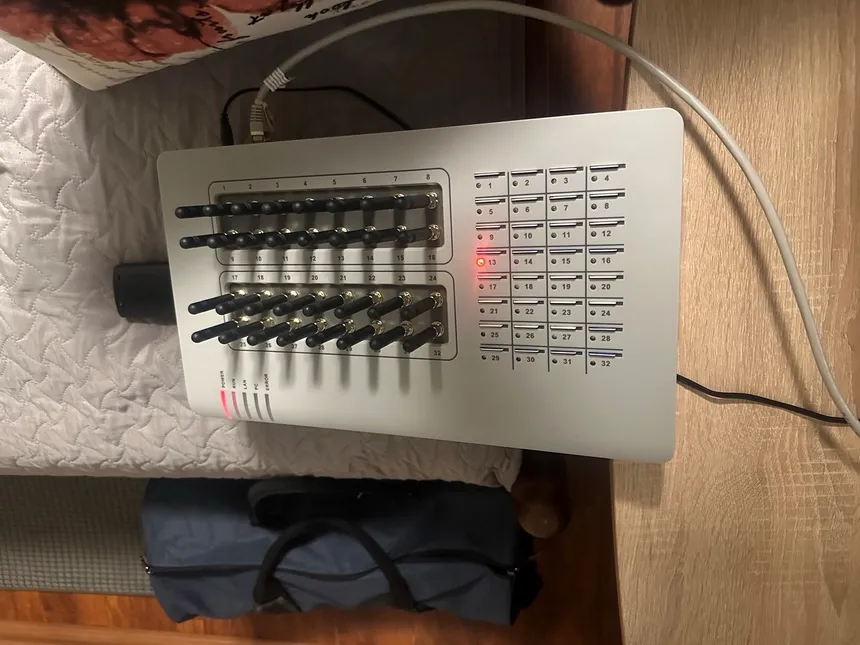 Звонки, которым доверяли тысячи людей. В Нарве задержали обслуживавшего SIM-box — схема, на которой мошенники зарабатывают миллионы: