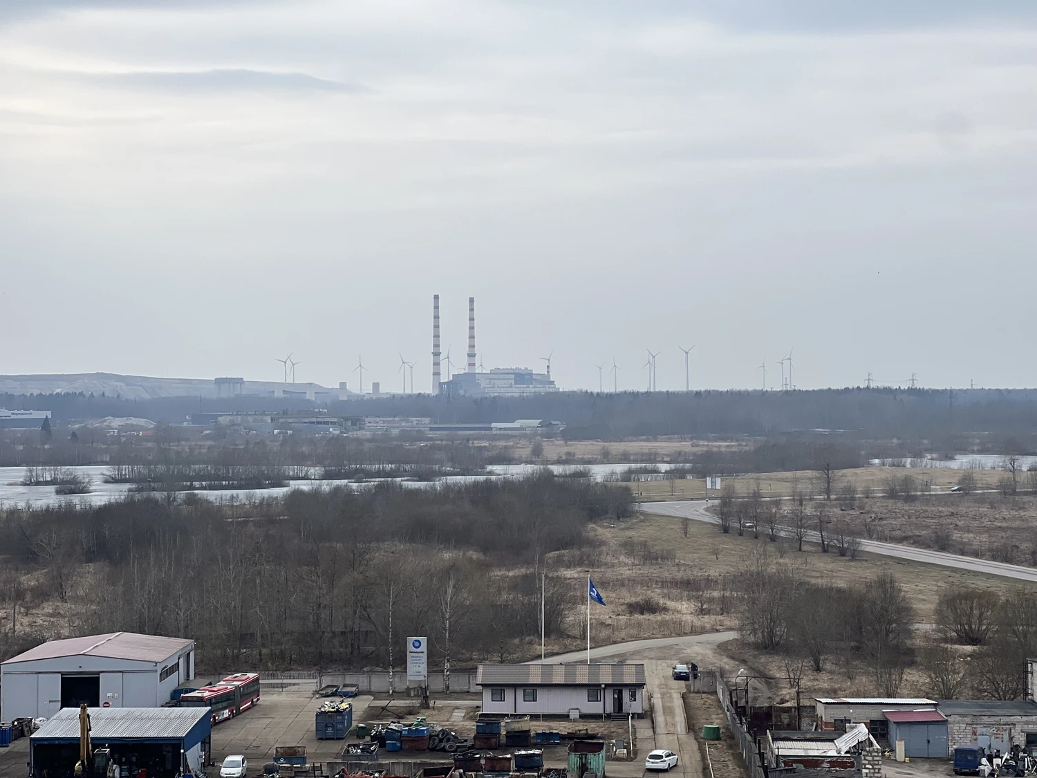 Беспилотники пересекли границу во время атаки на объекты в РФ: