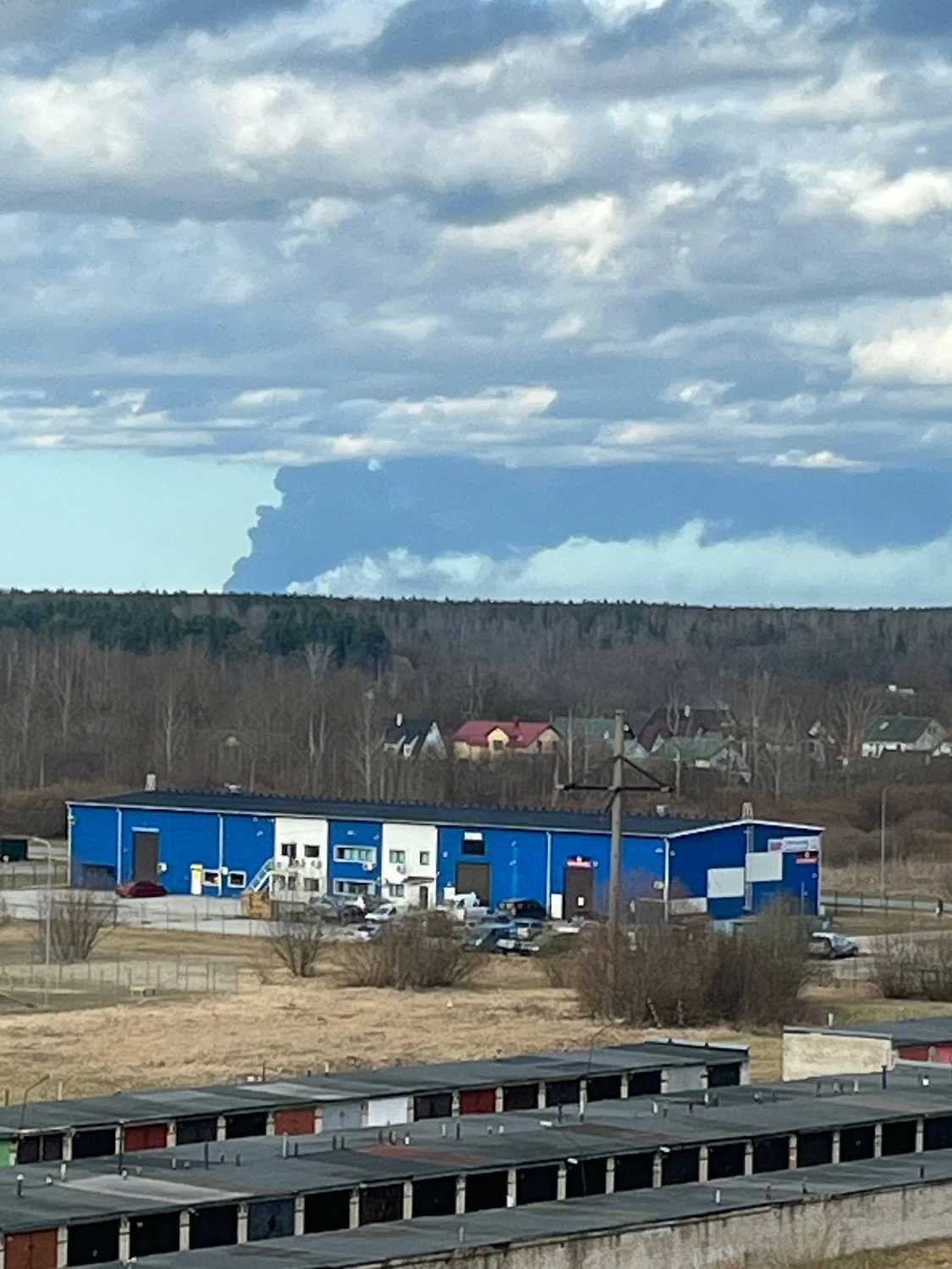 Дроны рядом: Эстония просит Киев держать маршруты подальше: Фото пожара в Усть-Луге, вид из Нарвы