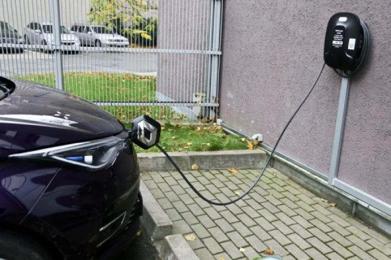 Электромобили в Латвии: рост продолжается и выходит за пределы столицы — прогноз на 2026: 