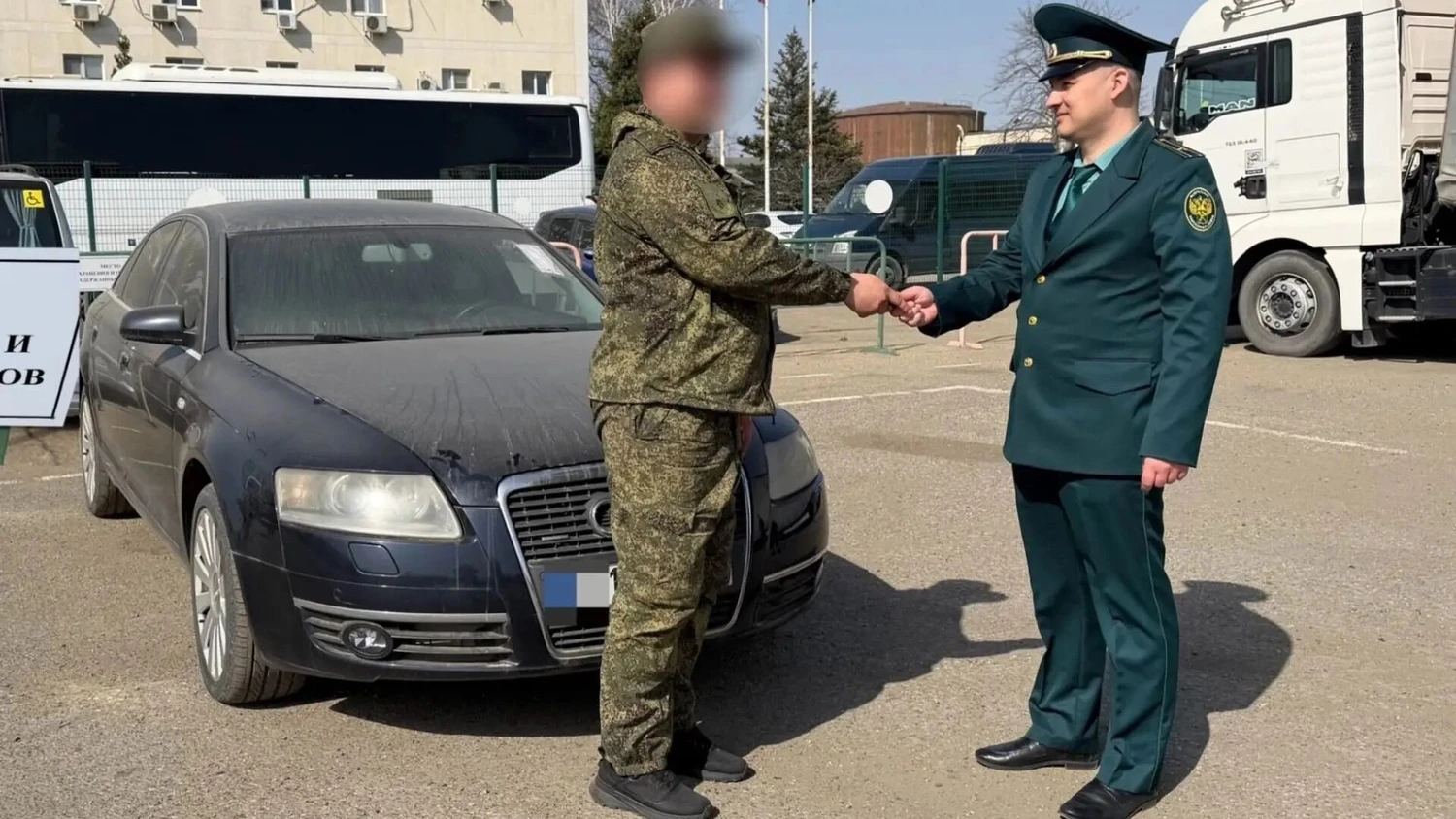 AUDI A6 из Эстонии не вывезли вовремя — автомобиль передали Минобороны РФ: Фото передачи автомобиля