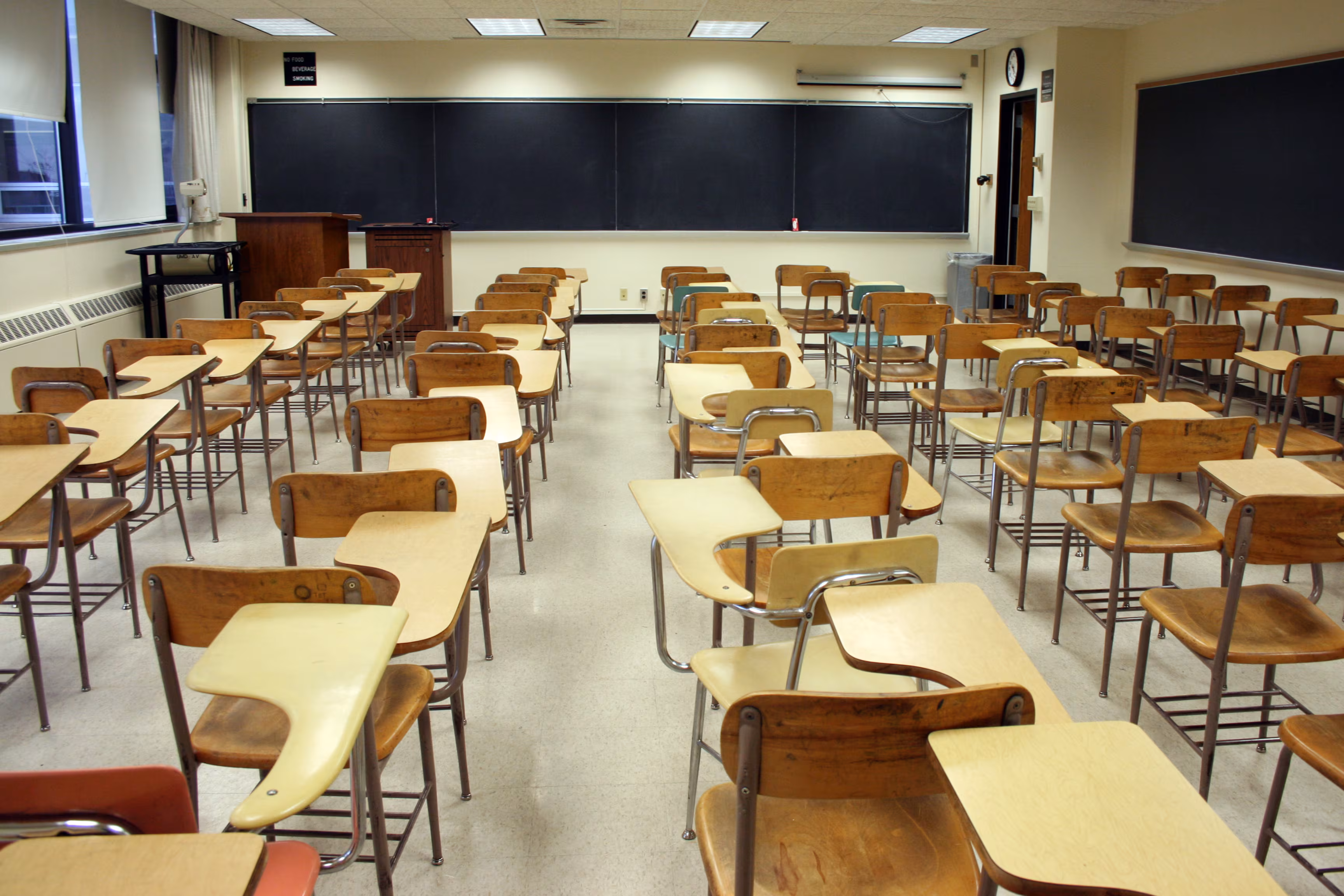 Летние каникулы утвердили, но оставили лазейку: учебный год могут продлить: 