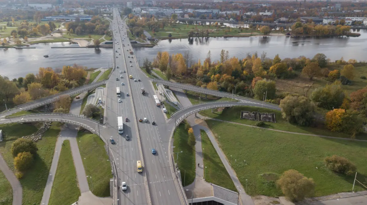 Транспортный коллапс в Риги 13 апреля: таксисты перекроют мосты из-за конфликта с Bolt: