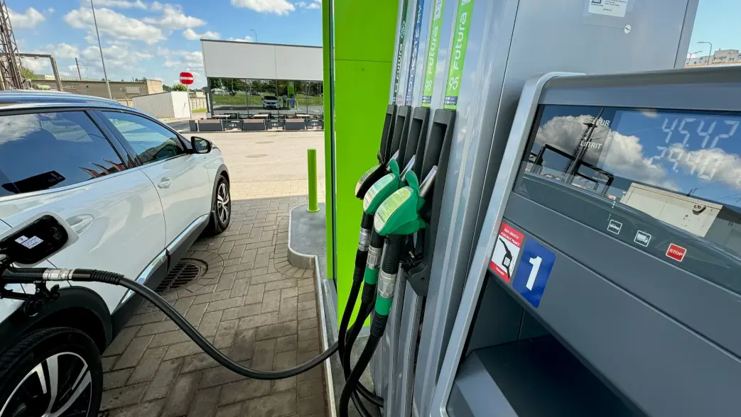 Счета не вырастут: Рийгикогу заблокировал подорожание топлива и электричества с 1 мая