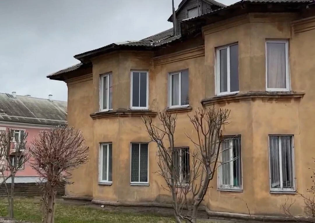 В Нарве жильцы дома без фундамента живут с плесенью и риском выселения: Хайгла, 11