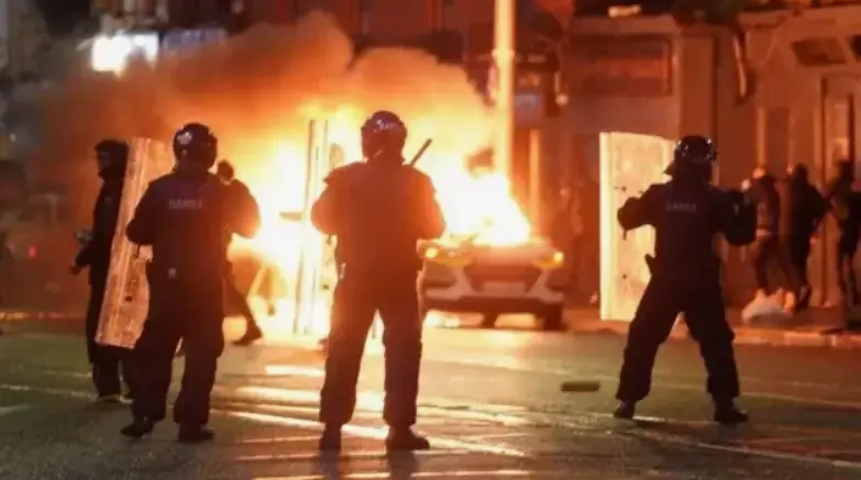 В Ирландии вводят войска на АЗС, заправки закрываются: Ирландские власти привлекли армию для разблокирования портов.