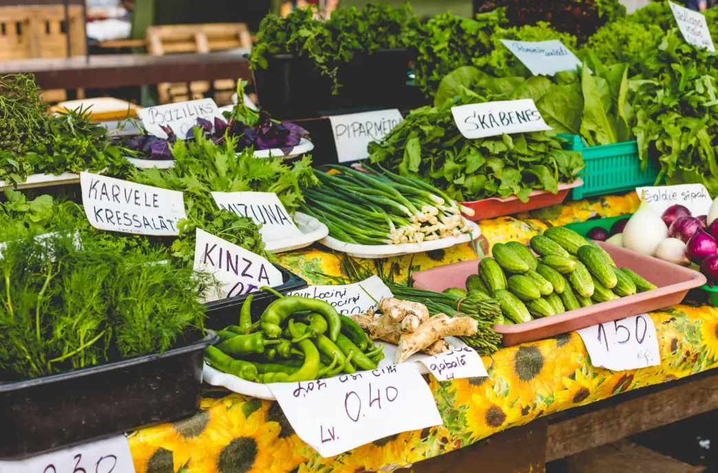 «Виноград за 22 евро, редис — как деликатес»: апрельские цены на рынках Риги вызвали обсуждение: