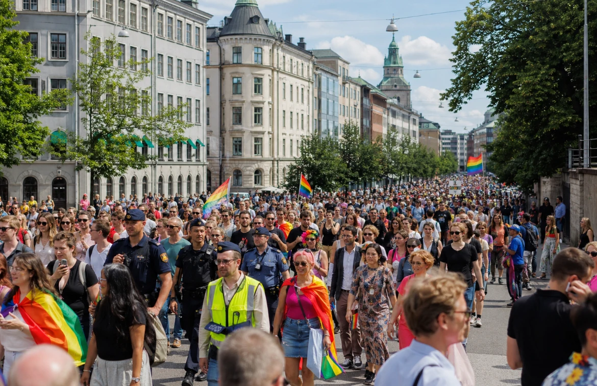 Разнарядка на Прайд: Шведских госслужащих обязали принять участие в гей-параде